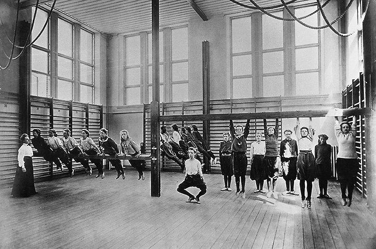 Eleverna har gymnastik med redskap och gymnasticerar i sina vanliga kläder.
