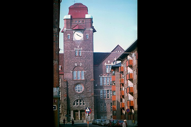 Färgfoto på en del av byggnaden, ingången är välbevarad.