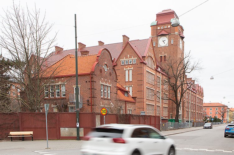 Byggnaden är välbevarad men ligger idag omgiven av många andra byggnader i centrala Malmö.