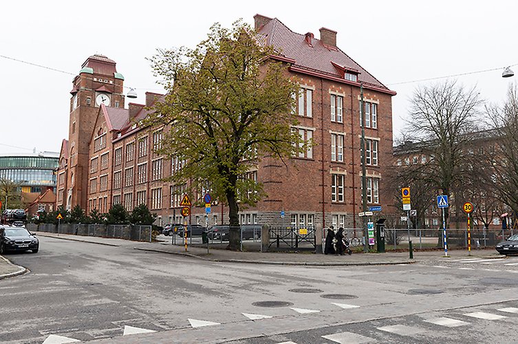 Byggnaden ligger idag inne i centrala Malmö, ett stenkast ifrån Triangelns köpcentrum.