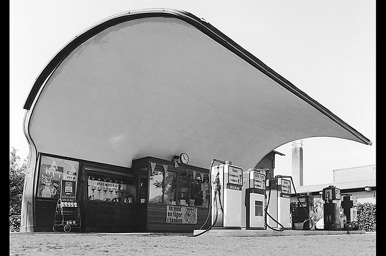 Svartvitt fotografi på äldre bilmodeller.