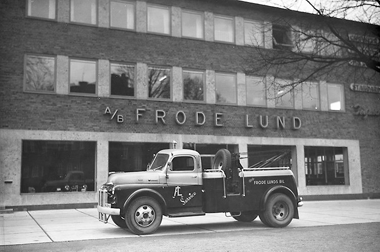 Äldre svartvitt fotografi av en truck.