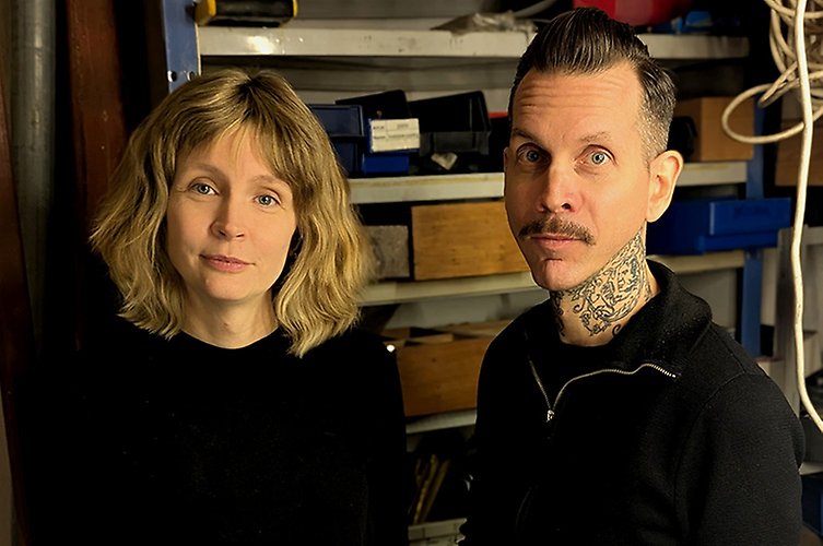 Konstnärsduon i sin verkstad.