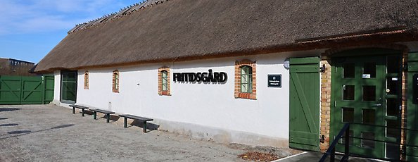 Bild av fasaden på Skånegården med en skylt där det står fritidsgård