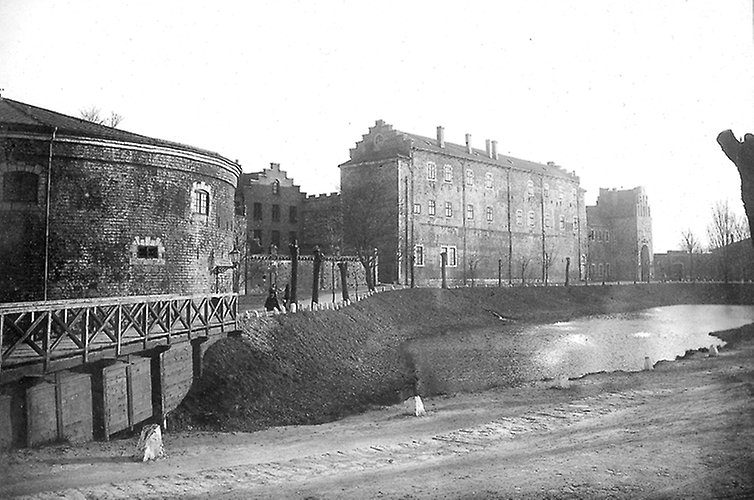 Äldre svartvitt fotografi av Slottet. 