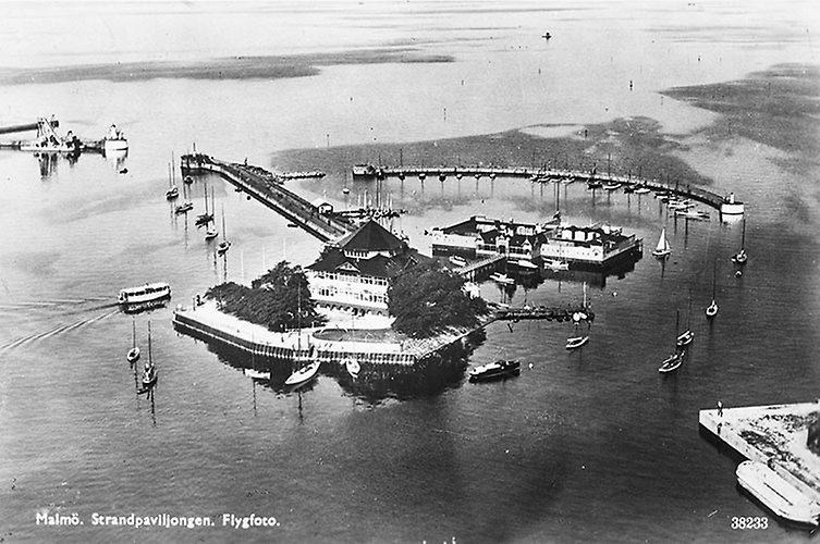 Strandpaviljongen på en ö i vattnet. 