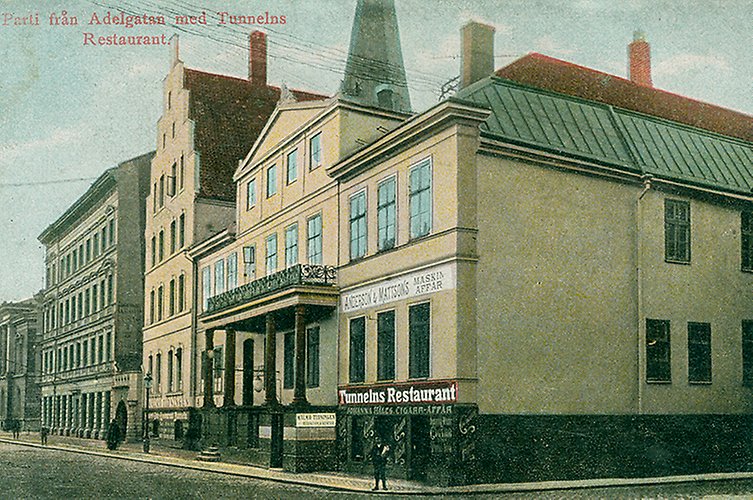 Tre gula hus på rad.