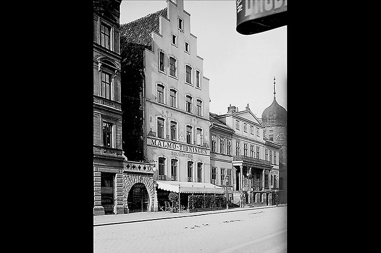 Husrad med gata i förgrunden.