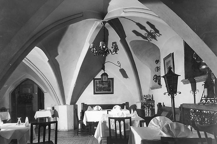 Källarvalv. Bord med vita dukar och vikta servetter.