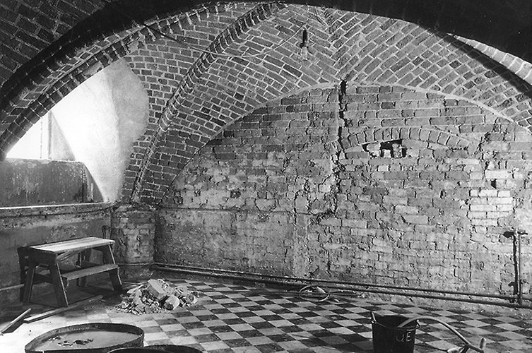 Källarvalv i tegel, rutigt golv.