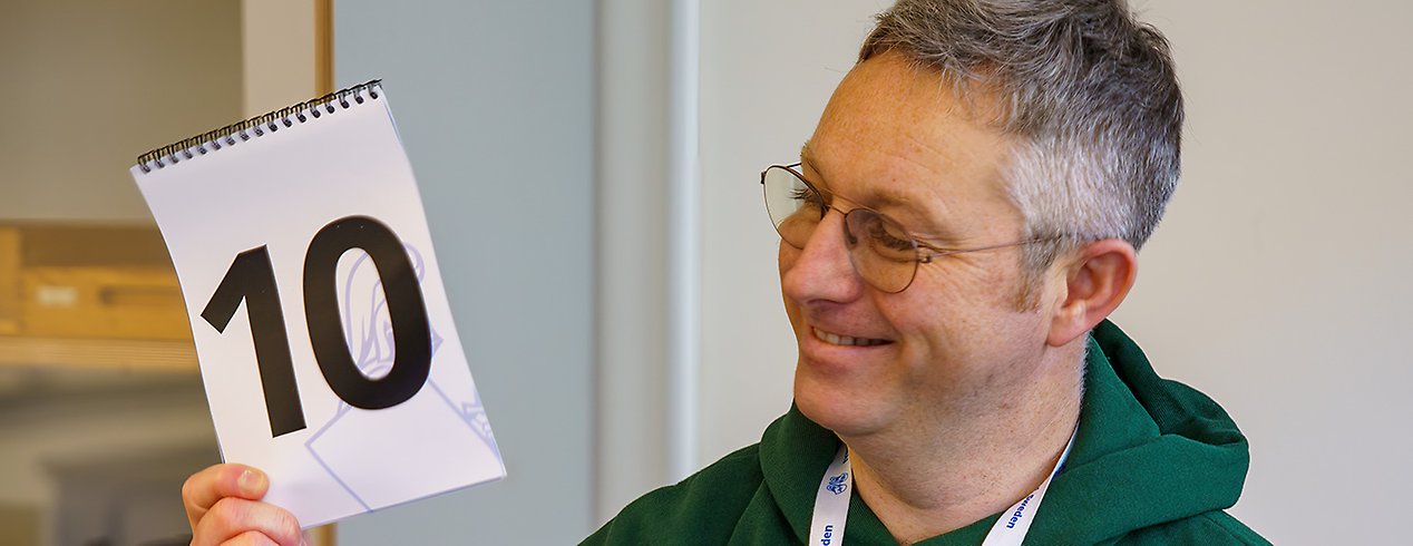 Fysikläraren Sam Edgecombe med poängskylt.