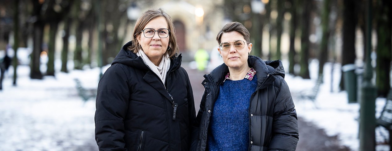 Annika och Li står utomhus i snön med tjocka jackor.