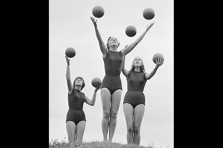 Malmöflickorna gymnastiserar med bollar.