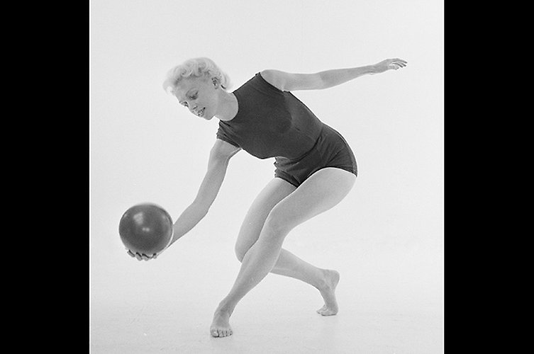 Malmöflicka med boll.