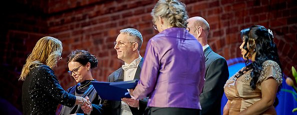Sam Edgecombe mottar sitt pris på galamiddagen i Stockholms stadshus.