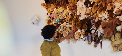 Bild på konstnären Felicia Hansen som leder en workshop under veckan. 