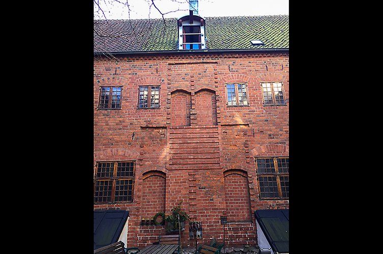 Fasad på äldre rött tegelhus. 