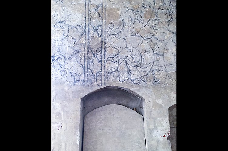 Närbild på gamla slitna väggdekorationer i gammalt hus.