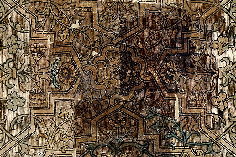 Spåren av en mycket gammal tapet i äldre hus. Blommor och mönster.