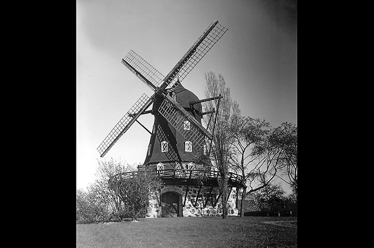 Svartvitt foto på väderkvarn.