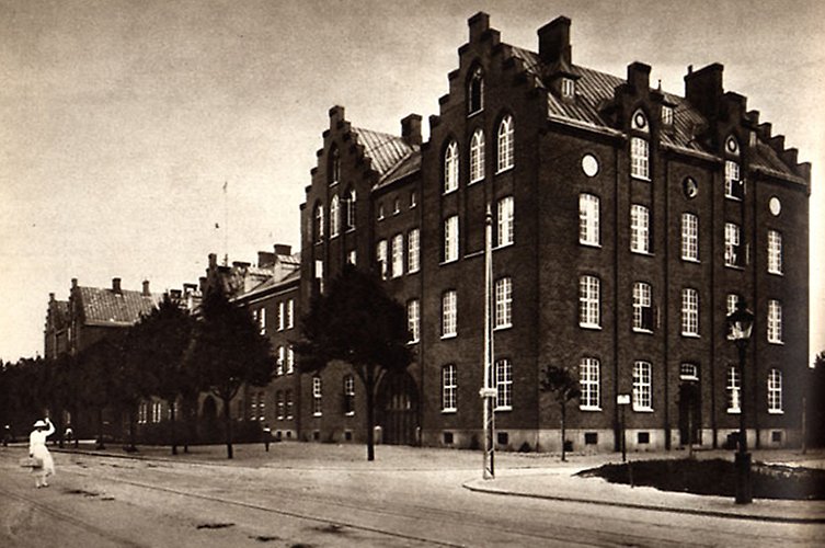 ÄLdre större tegelbyggnad vid korsning.