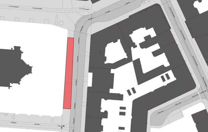 Parkeringsplatserna utanför kyrkan på Kapellgatan.