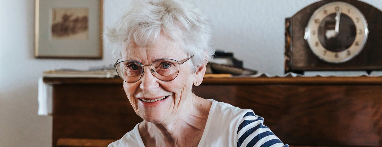 Ann-Christin sitter framför sitt piano.
