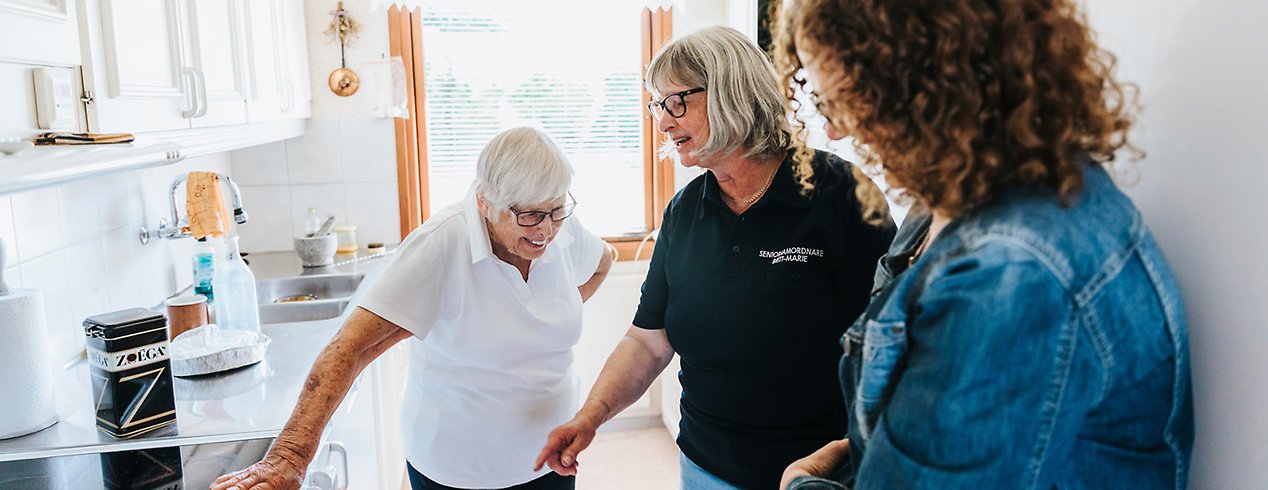 Elisabeth, Britt-Marie och Ann går igenom huset tillsammans.