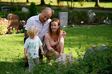 Familjen Aldin Lundqvist sitter vid Eleonoras grav