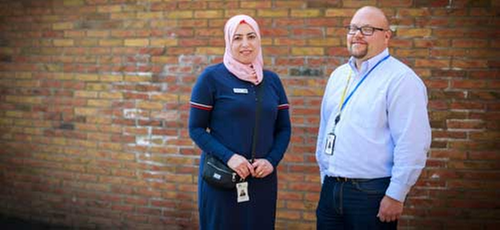 Raouaa Alhalak i rosa hijab och blå tröja samt Marcus Nilsson i ljusblå skjorta.