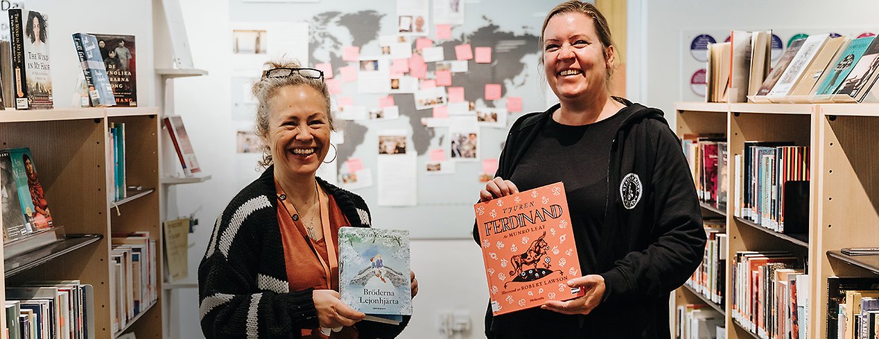 Barnböcker är väl representerade i Dawit Isaak-bibliotekets samling av förbjudna böcker. Här visar Ulrika Ahlberg och Mia Dahlqvist upp två av dem: Bröderna Lejonhjärta och Tjuren Ferdinand.