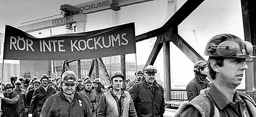 Människor går i ett demonstrationståg. På banderollen står det Rör inte Kockums.