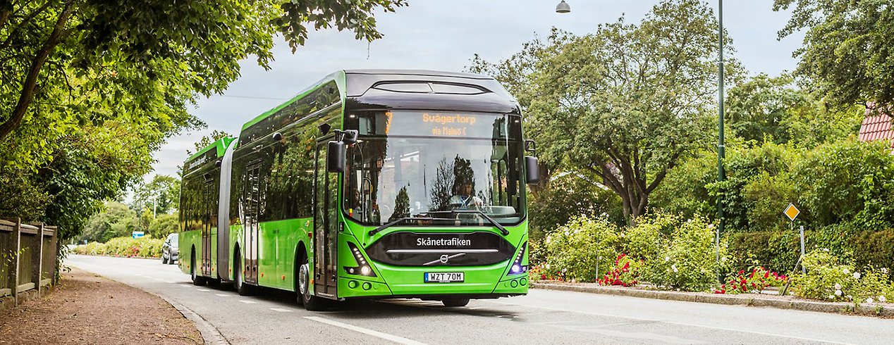 En grön buss i trafik i Malmö.
