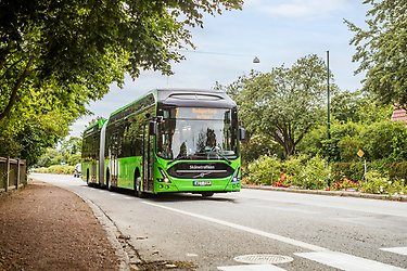 Grön buss i trafik i Malmö.