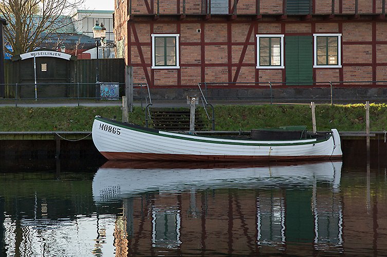 Bild på sillabåten Kalle som som ligger förtöjd vid Banérskajen. 
