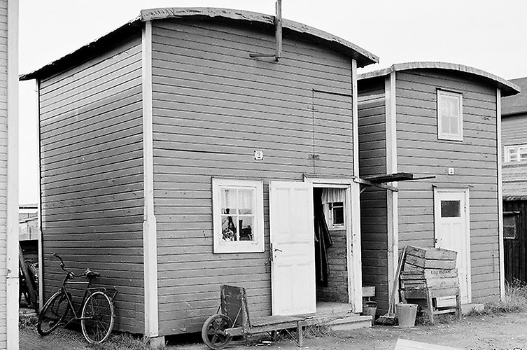 Bild från kvarteret Aborren år 1955 föreställande en bod vid sillabåtarna. 