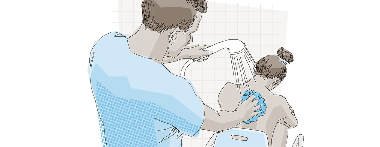 Kvinna på stol blir duschad av man, illustration.