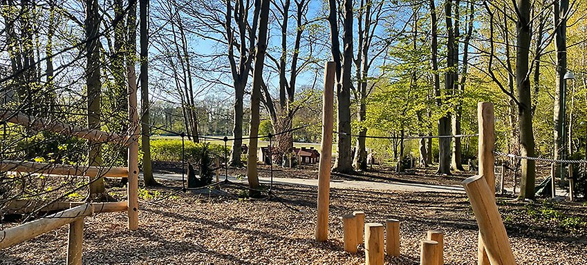 Bland de nyutslagna träden i Segeparken skymtar den nya hinderbanan gjord av trästockar, redo för leksugna barn.
