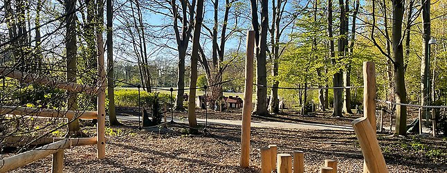 Bland de nyutslagna träden i Segeparken skymtar den nya hinderbanan gjord av trästockar, alldeles redo för leksugna barn.
