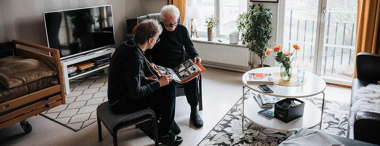 Jonas tittar på bilder tillsammans med sin pappa.