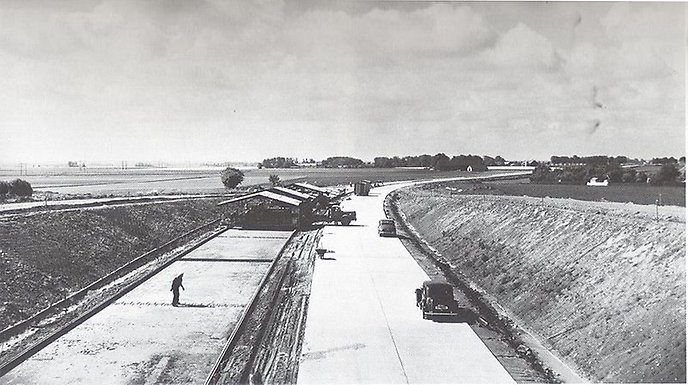 Svartvitt foto som visar byggandet av en motorväg.