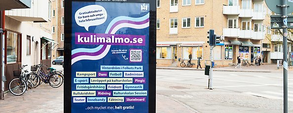 Kampanjaffisch för Kul i Malmös februarilovsaktiviteter längs en gata i Malmö.