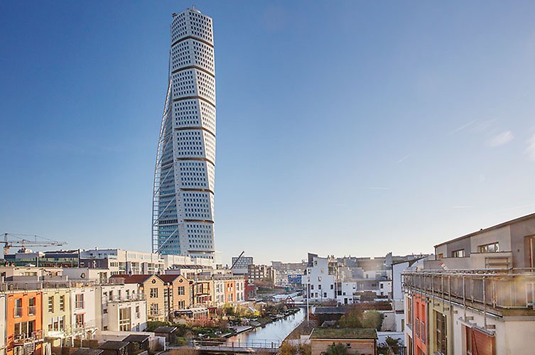 Radhus i olika färger med Turning Torso i bakgrunden.