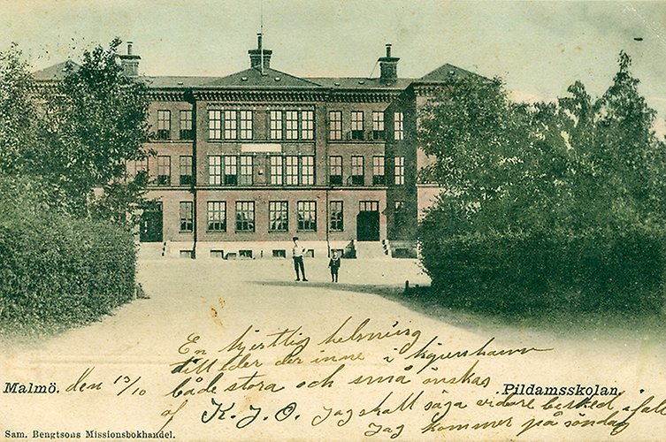 Gammalt färglagt foto på en skola. Som ett vykort.