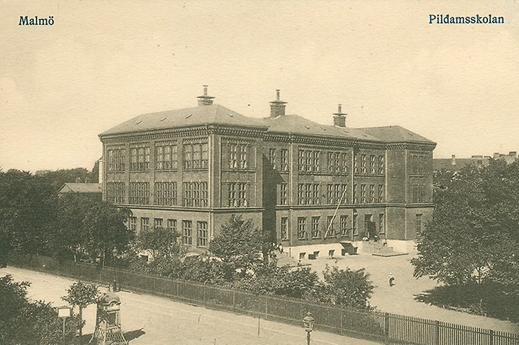 Gammalt svartvitt gulnat foto på en skola. Som ett vykort.