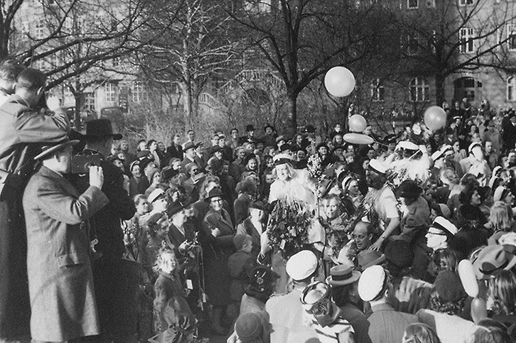 Massor av studenter och anhöriga. Utomhus. Gammalt svartvitt foto.