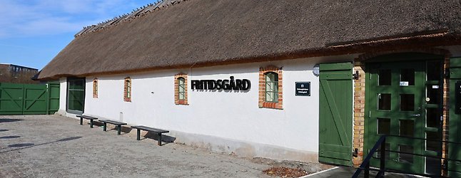 Bild av fasaden på Skånegården med en skylt där det står fritidsgård