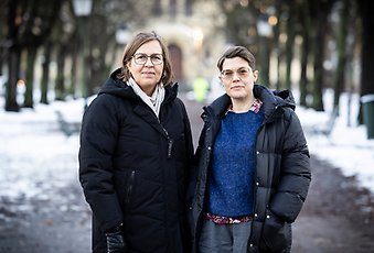 Annika och Li står utomhus i snön med tjocka jackor.