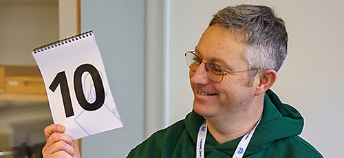 Fysikläraren Sam Edgecombe med poängskylt.