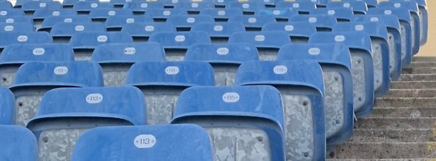 Blåa stolar på gamla Stadions läktare